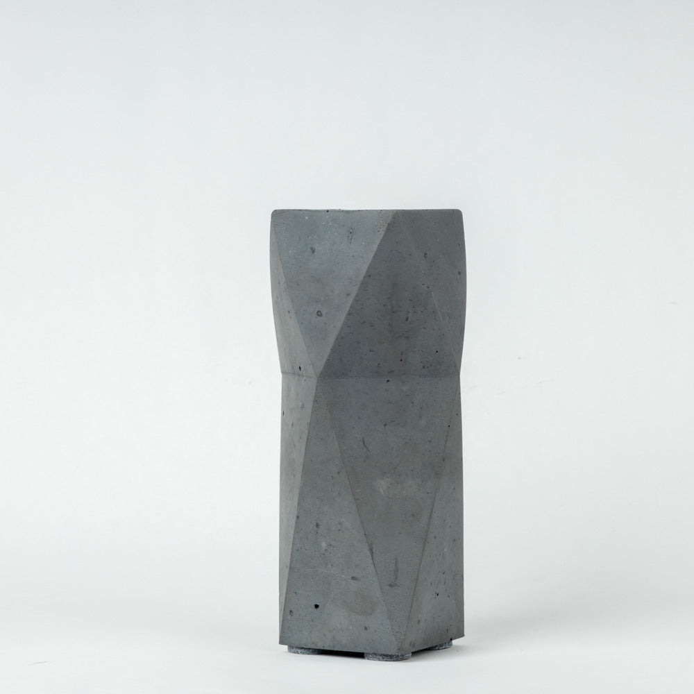 Geometric prolong vase Trendy Geometric concrete vase from the house of Greyt