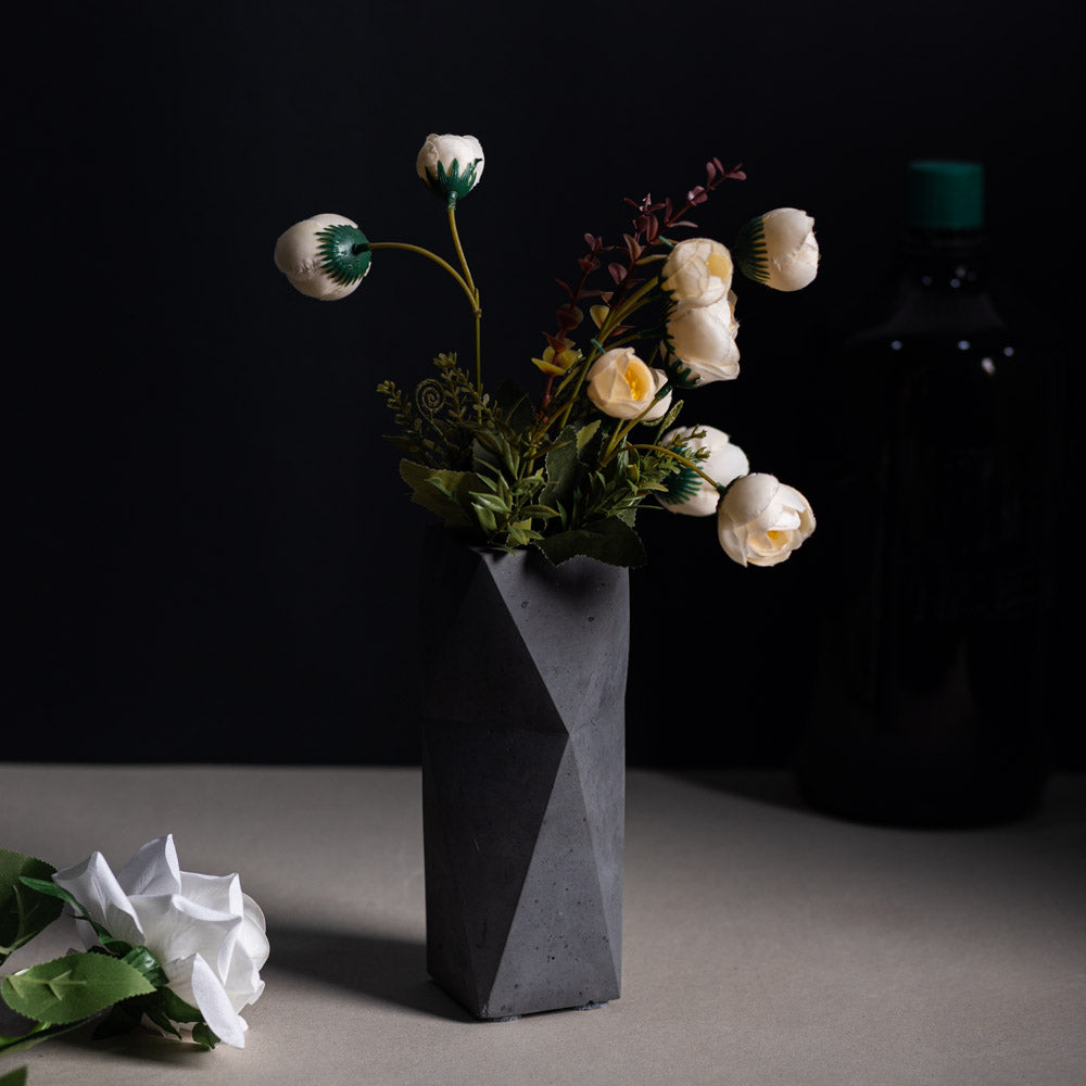 Geometric prolong vase Trendy Geometric concrete vase from the house of Greyt