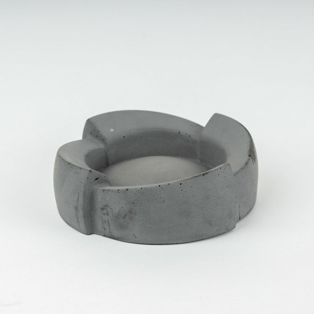 Disc- Minimalistic Ashtray with a Chic Circular Profile