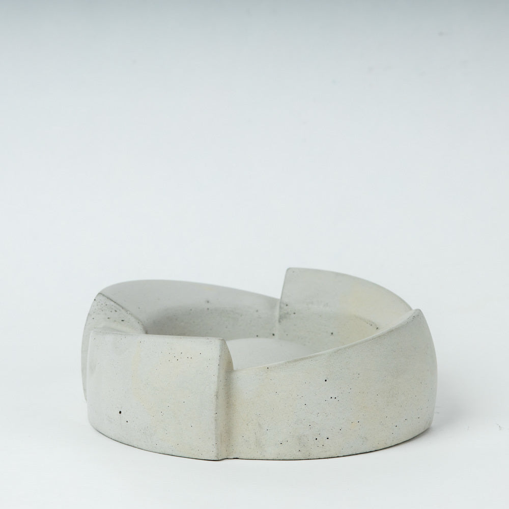 Disc- Minimalistic Ashtray with a Chic Circular Profile