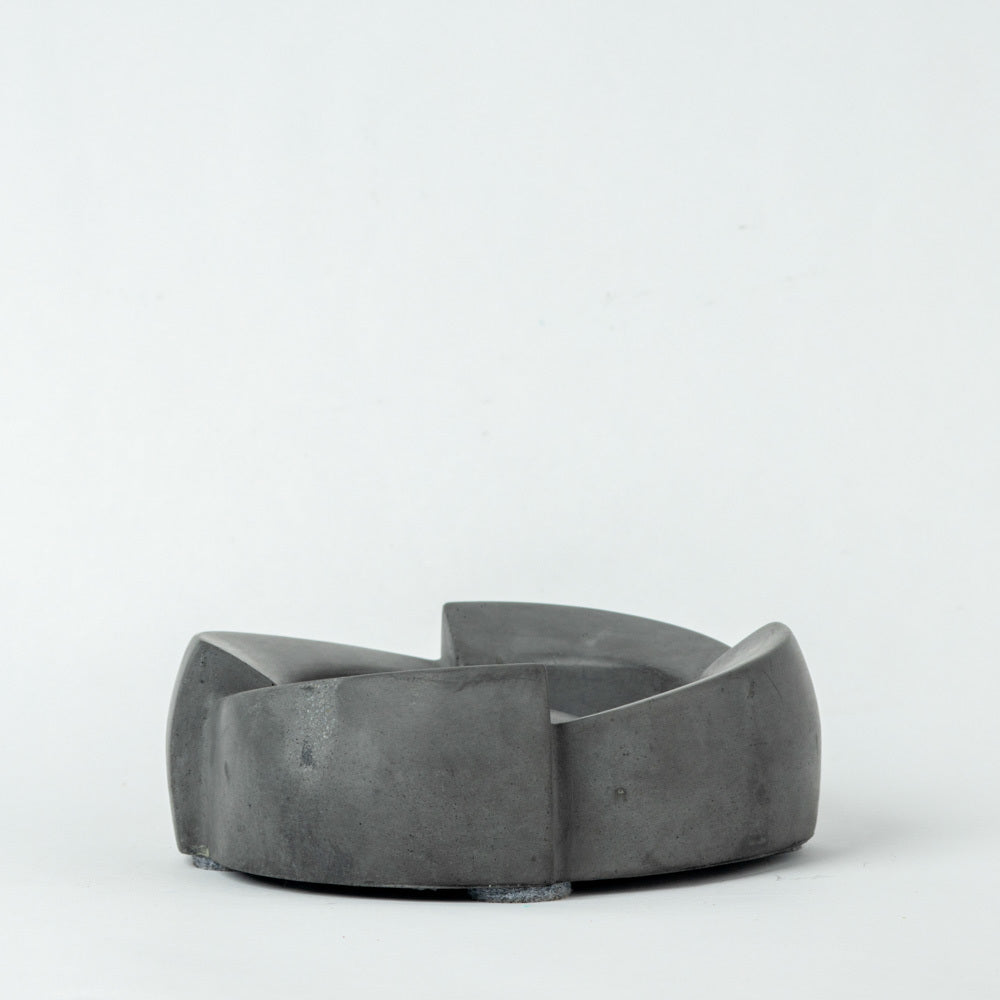 Disc- Minimalistic Ashtray with a Chic Circular Profile